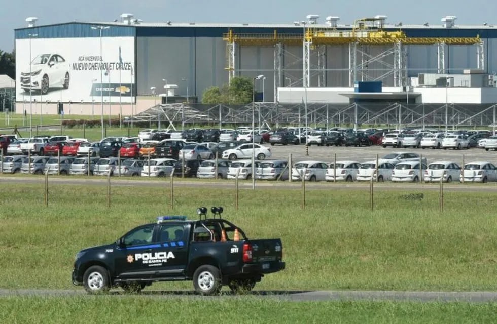 Una camioneta de policía de Santa Fe patrulla la planta de General Motors en Alvear, Santa Fe.