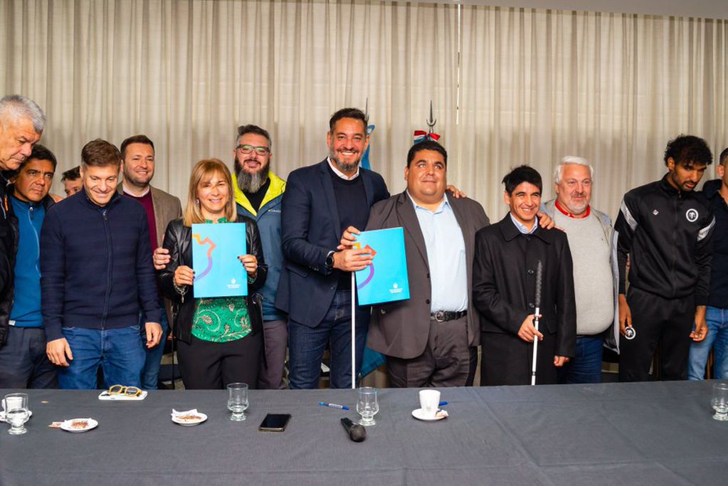 El acto contó con la presencia de autoridades municipales, de la Liga Cordobesa, de la Federación Argentina y de la Federación Internacional de Fútbol para Ciegos