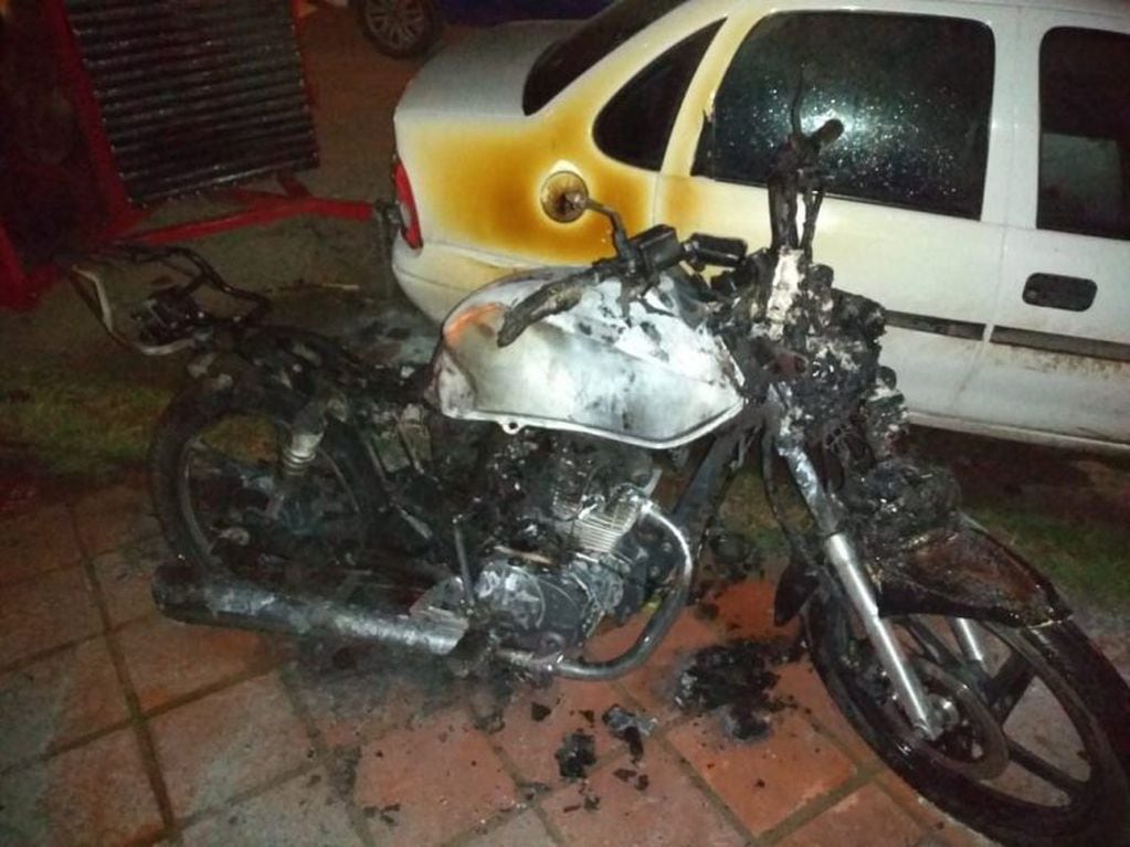 Motocicleta quemada en Juarez Celman (Policia)