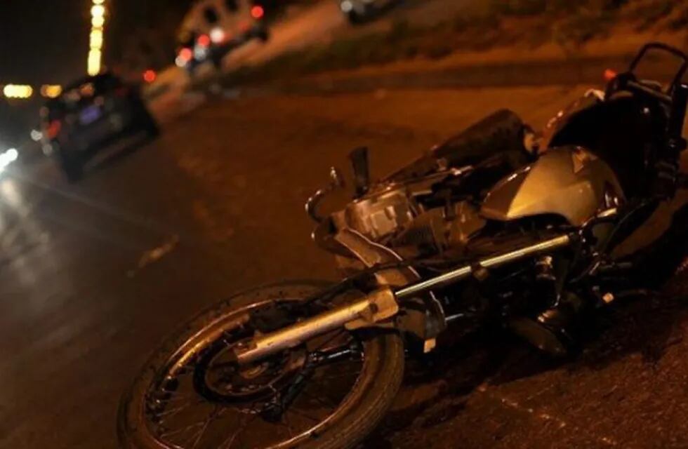 Dos hombres que viajaban en una moto, resultaron heridos tras chocar contra un burro.