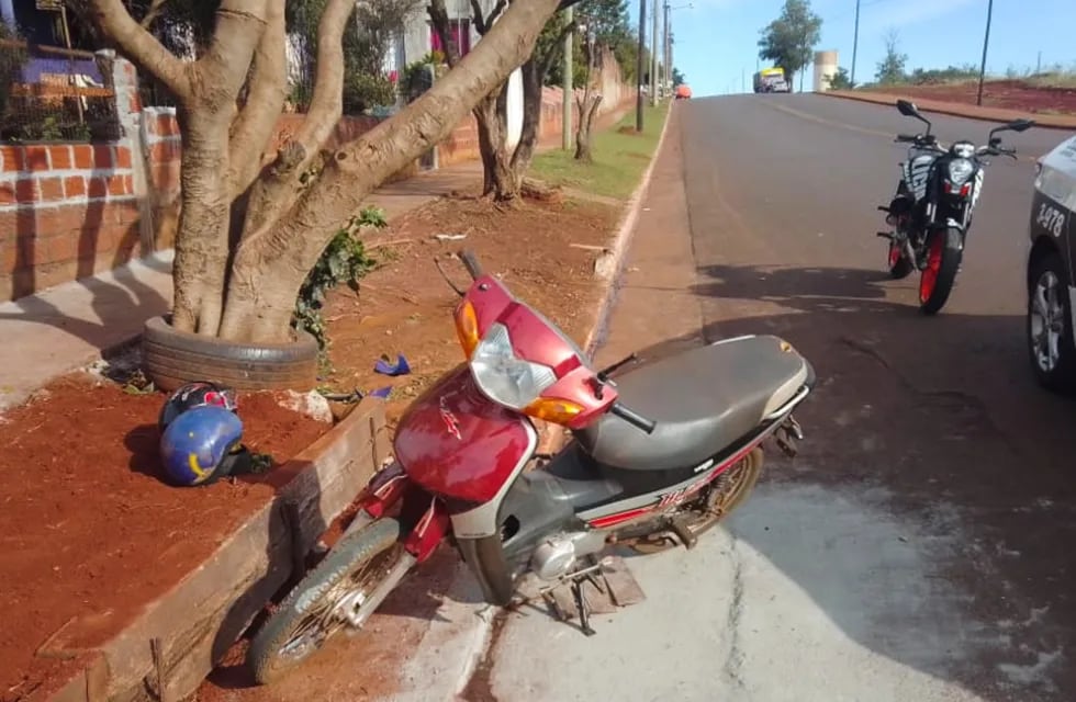 Accidente vial en Posadas: perdió el control de la motocicleta e impactó contra un árbol.