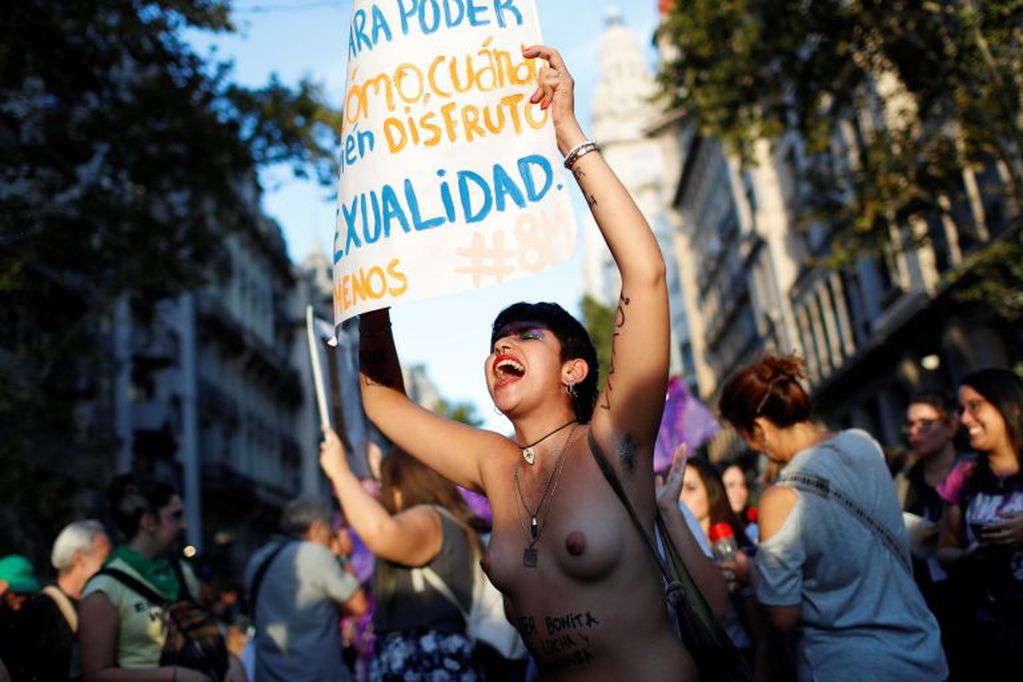 Multitudinaria marcha por el Día Internacional de la Mujer.