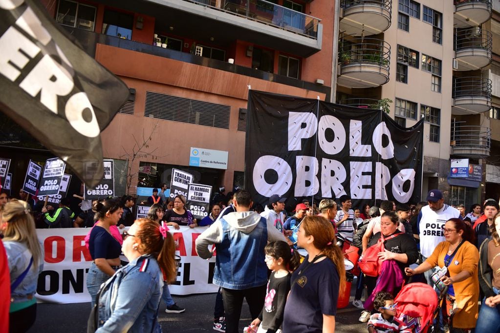 Organizaciones sociales se movilizan hacia la sede del Ministerio de Desarrollo Social de la Nación, ubicado en calle Chacabuco.  (José Hernández/La Voz)