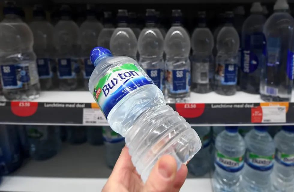 Registran partículas de plástico en botellas de agua.