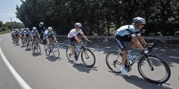 Los ciclistas ya pedalean por las rutas de Francia (Foto: AP).