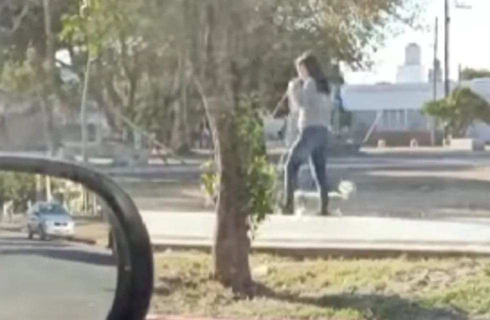 La mujer fue filmada por un automovilista que estaba estacionado frente a la plaza.