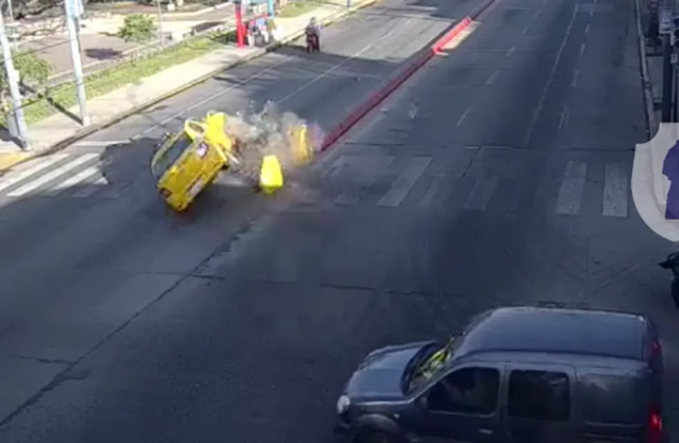 El taxi que volcó. (Captura 911/Policía)