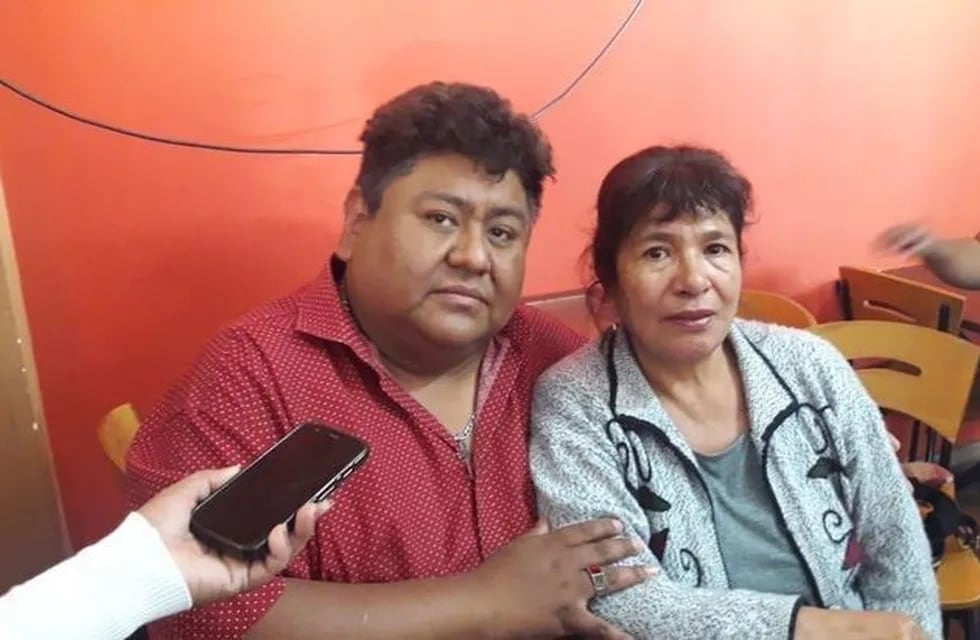 Juan Carlos García junto a Sonia Ríos, madre de Carmen, quien habría sido víctima de abusos de parte del cura Lamas. (Web)