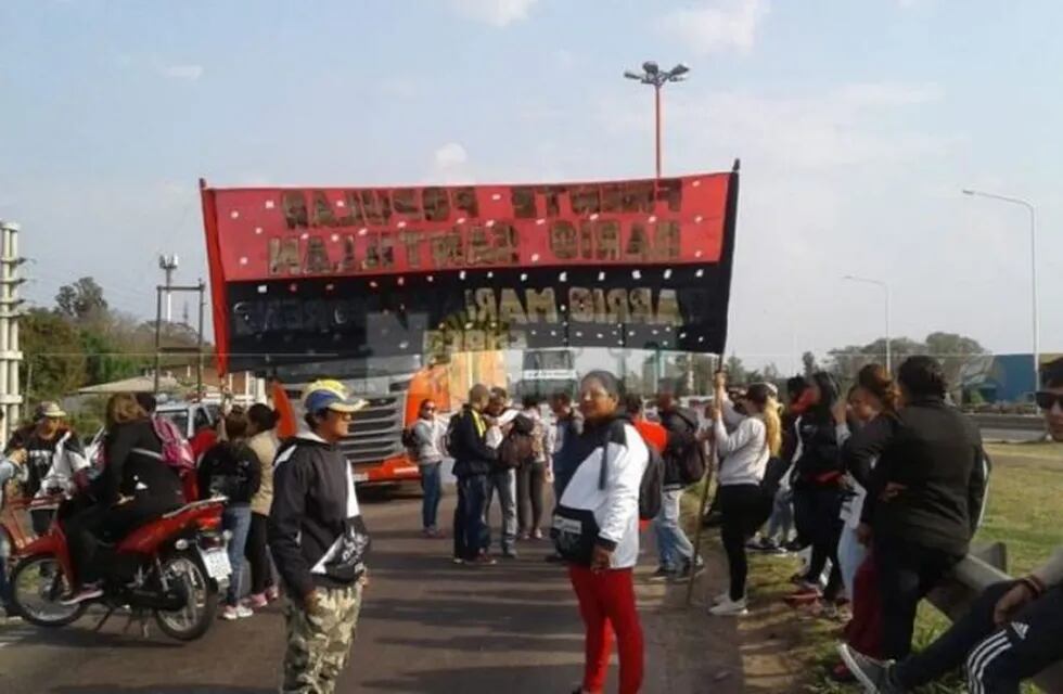 Manifestación de movimientos sociales en el acceso norte de Resistencia. (Foto: Diario Norte)
