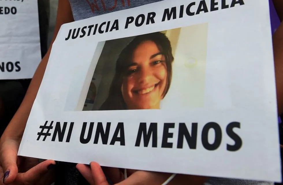 asesinato homicidio crimen y violacion de Micaela Garcia desapareció en Gualeguay y fue encontrada asesinada estrangulada y violada violacion por el hombre acusado sebastian Wagner ROSARIO (ARGENTINA), 08/04/2017.- Convocados por el colectivo #NiUnaMenos, gran cantidad de ciudadanos de Rosario (Argentina) se movilizaron para exigir justicia por Micaela García, la joven encontrada hoy, sábado 8 de abril de 2017, asesinada en Gualeguay. El hallazgo sin vida en un campo del norte de Argentina de Micaela García, una joven de 21 años que llevaba una semana desaparecida, conmocionó hoy al país en medio de la polémica generada en torno al presunto homicida, quien meses antes del crimen había sido puesto en libertad condicional. EFE/José Granata/TELAM\r\n\r\n  micaela garcia chica desaparecida en Gualeguay convocatoria marcha manifestacion joven desaparecida aparecio muerta asesinada