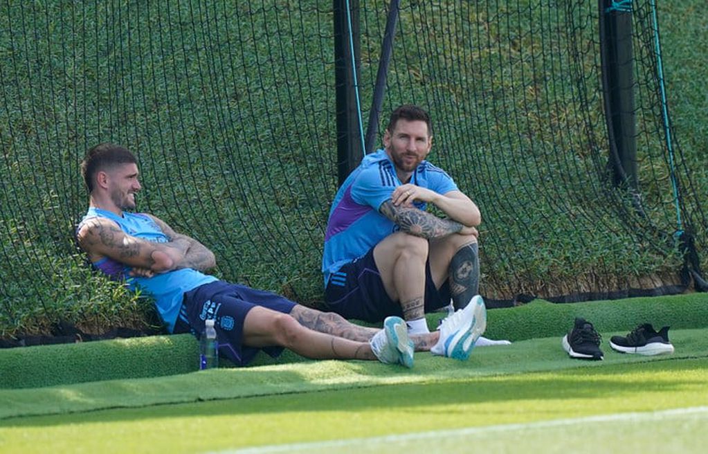 Messi y De Paul, una relación que fue creciendo con los años. Foto: Olé.