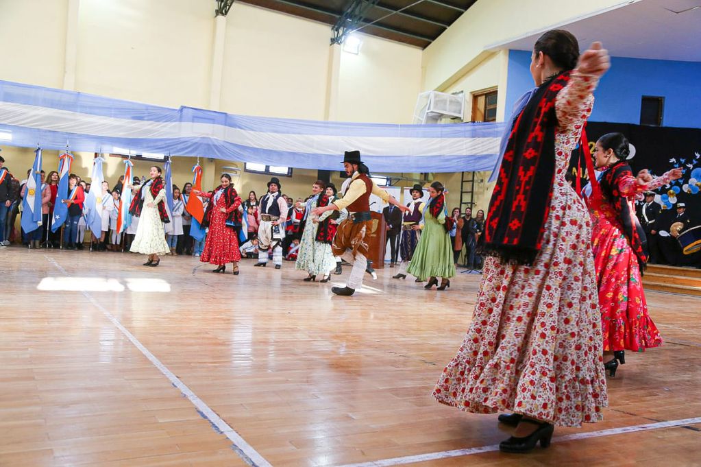  El Ballet Folclórico oficial de la provincia “Cruz del Sur”, brindó un espectáculo artístico bailando el "pericón" y cuadro de Malambo.