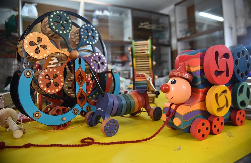 Una pareja de adultos mayores dejaron sus profesiones en 2001 para fabricar juguetes de madera didácticos(. Pedro Castillo / La Voz)