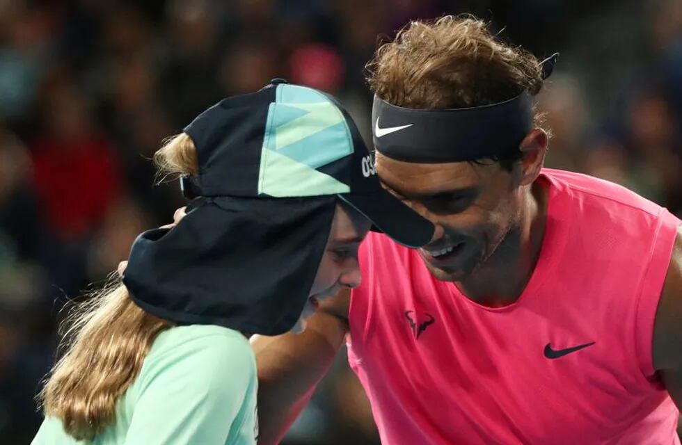 Rafa Nadal y el tierno gesto con una alcanzapelotas a la que había golpeado (Foto: Hannah McKay/REUTERS)