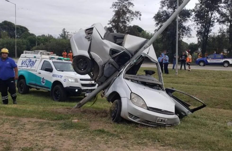 Un vehículo impactó con un poste de luz en Circunvalación y el conductor falleció.