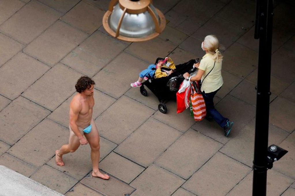 Se paseó por el centro de Londres usando sólo un barbijo para cubrir sus genitales. (Foto: Tolga Akmen/AFP)