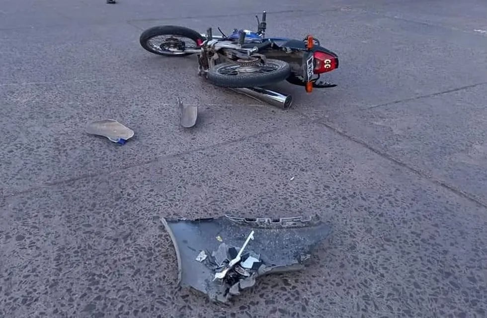 Una joven motociclista está grave tras ser atropellada por un vehpículo que cruzó en rojo y cuyto conductor estaba ebrio en pleno centro de Mendoza. Imagen ilustrativa