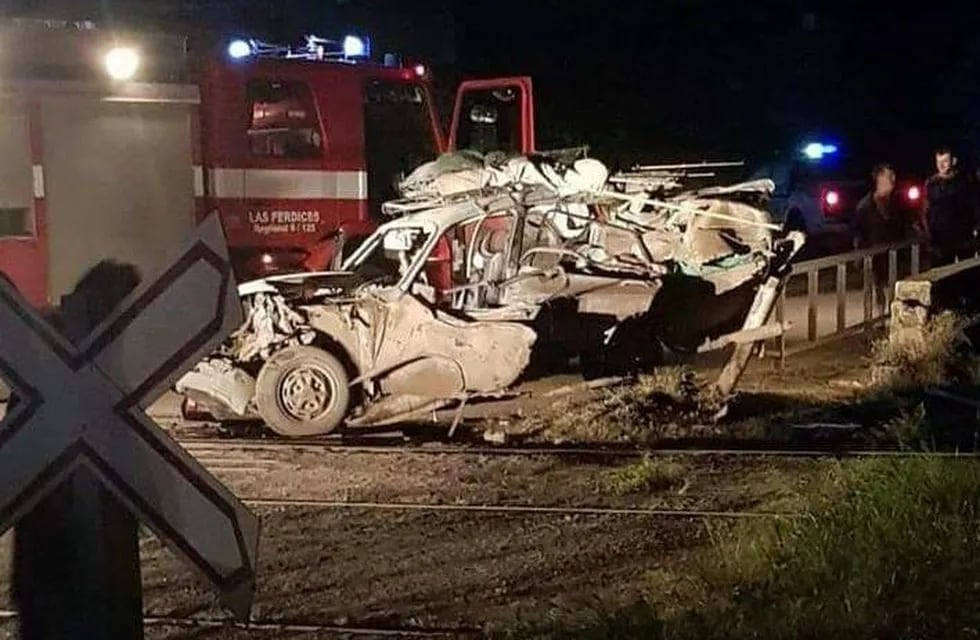 El conductor del Renault 12 chocó contra un tren en la localidad de Las Perdices. Perdió la vida.