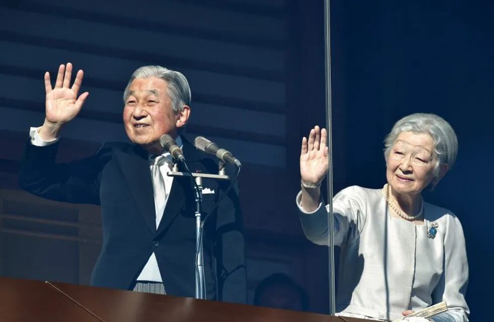 El Emperador Akihito y la Emperatriz Michiko saludan desde el Palacio Imperial  a fin de año.