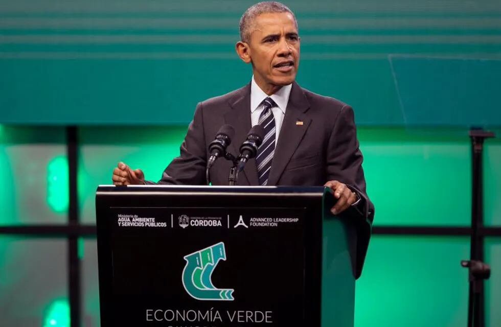 Former United States' President Barack Obama, delivers a speech during the Green Economy Summit 2017 in Cordoba province some 740 kilometres Northwestern Buenos Aires, on October 6, 2017.\nThe global fight for clean energy rests with businesses and ordinary people as governments lag behind, experts told an environmental conference in Argentina Friday ahead of a keynote speech by former US president Barack Obama. / AFP PHOTO / Pablo Gasparini