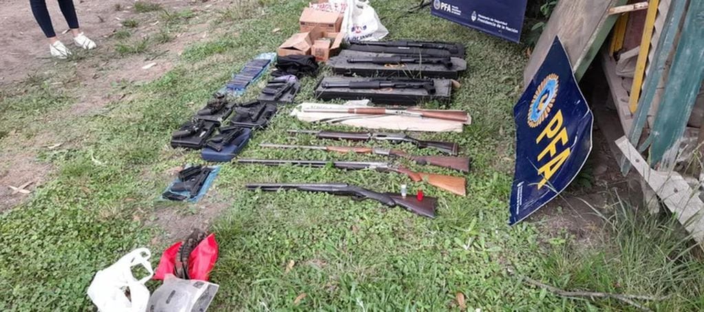 Las armas encontradas en el templo de 20 de Junio, La Matanza. (Foto: El Popular)