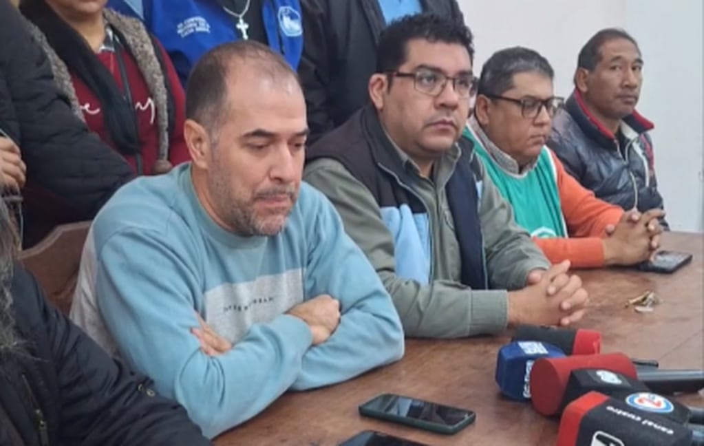 Nicolás Fernández (izq.) y Sebastián López (centro), en la conferencia de prensa de la Intergremial de Jujuy.