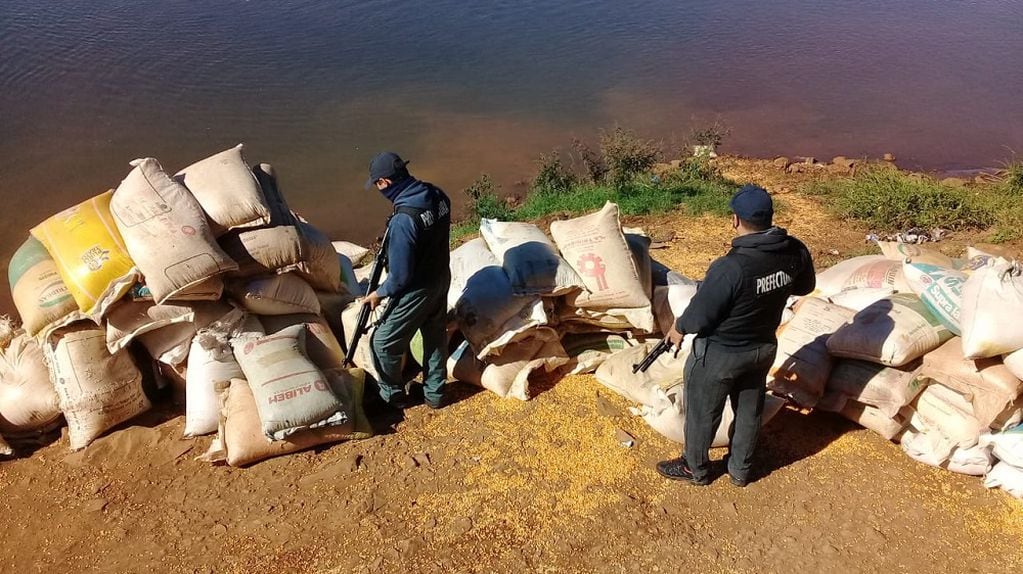 Prefectura Naval Argentina decomisó 6 toneladas de maíz sin aval. Prefectura Naval Argentina