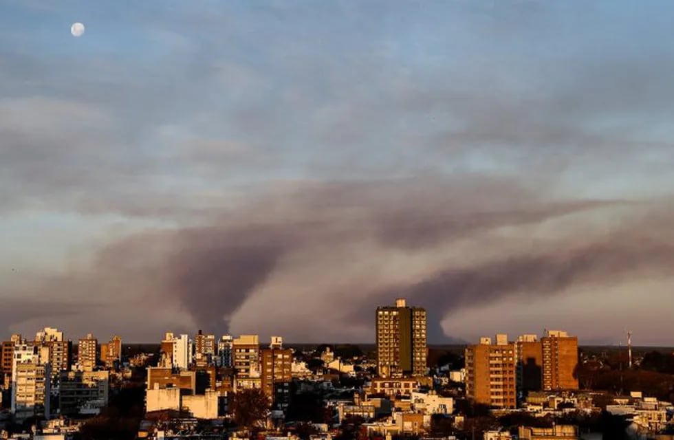 Enormes columnas de humo en Rosario porque quemas en las islas (@alanmonzon)