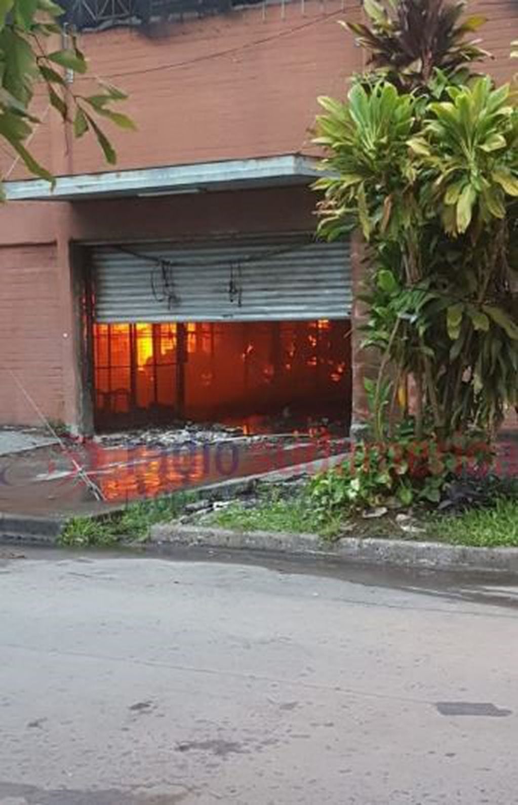 Voraz incendio en el Mercado Municipal de Corrientes. (Foto: Radio Sudamericana)