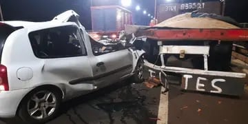 Un auto chocó a un camión estacionado sobre el puente del arroyo Garupá