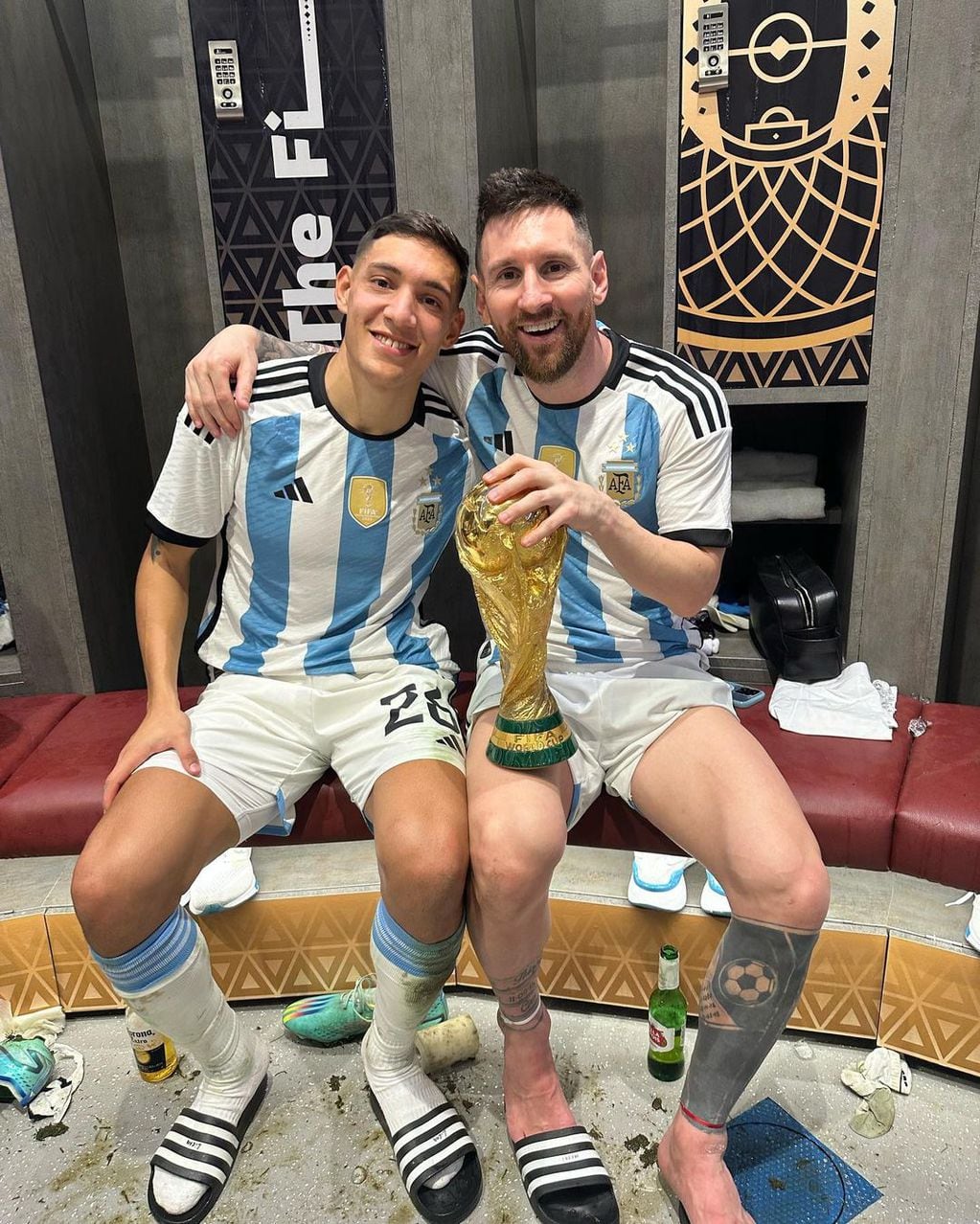 Nahuel Molina junto a Lionel Messi.