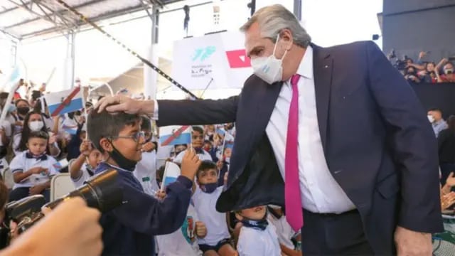 Un nene de 11 años incomodó al Presidente en un acto en La Rioja.