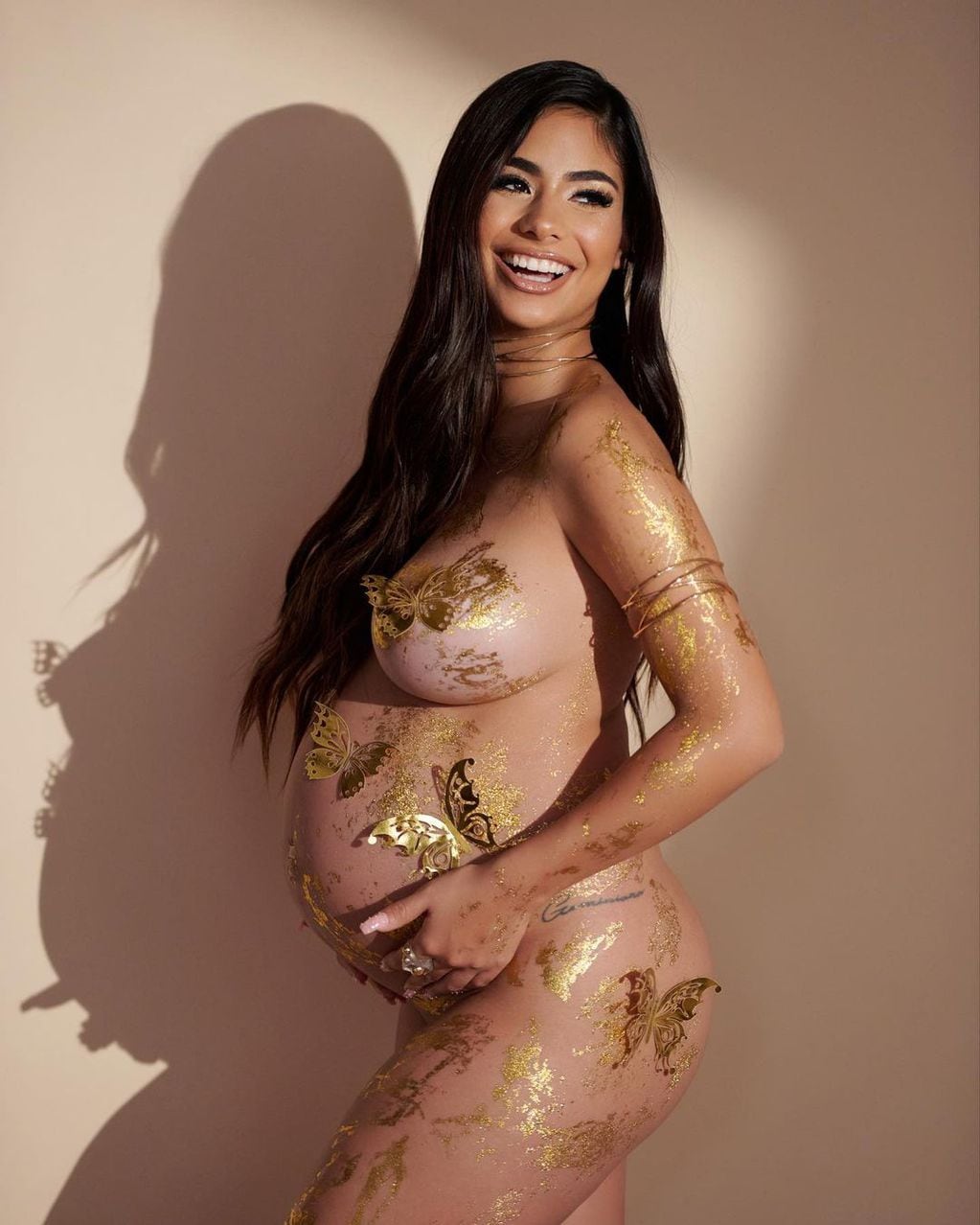 Cubierta de glitter dorado: Daniela Celis posó al desnudo para mostrar su embarazo