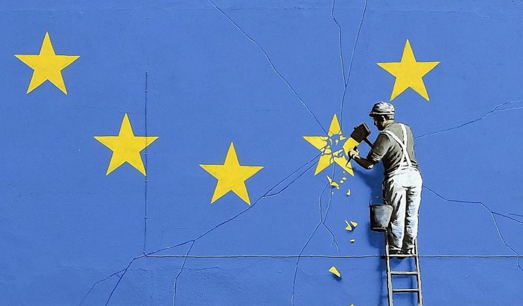 Vista del mural de Bansky sobre la salida de Reino Unido de la Unión Europea (UE) que apareció el 8 de mayo de 2017 en la fachada de un edificio de la ciudad inglesa de Dover, Reino Unido. Crédito: EFE/Gerry Penny.