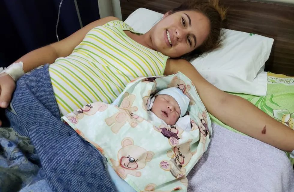 Leticia junto a su pequeño Jesús que nació en el mediodía del 1 de enero en el Hospital Cruz Felipe Arnedo de Clorinda (Web)