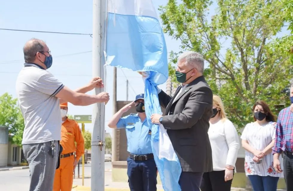Izamiento de la Bandera Argentina en Arroyito con motivo de los 200 aniversario del primer izamiento en las Islas Malvinas