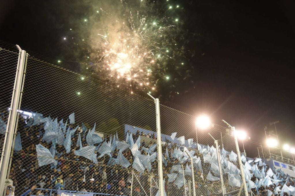El festejo del minuto 68 de la hinchada de Belgrano en el partido ante All Boys en el estadio Gigante de Alberdi. (Facundo Luque)