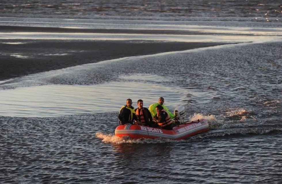 Prefectura Naval Argentina confirmó que amplió el área de búsqueda de los pescadores.