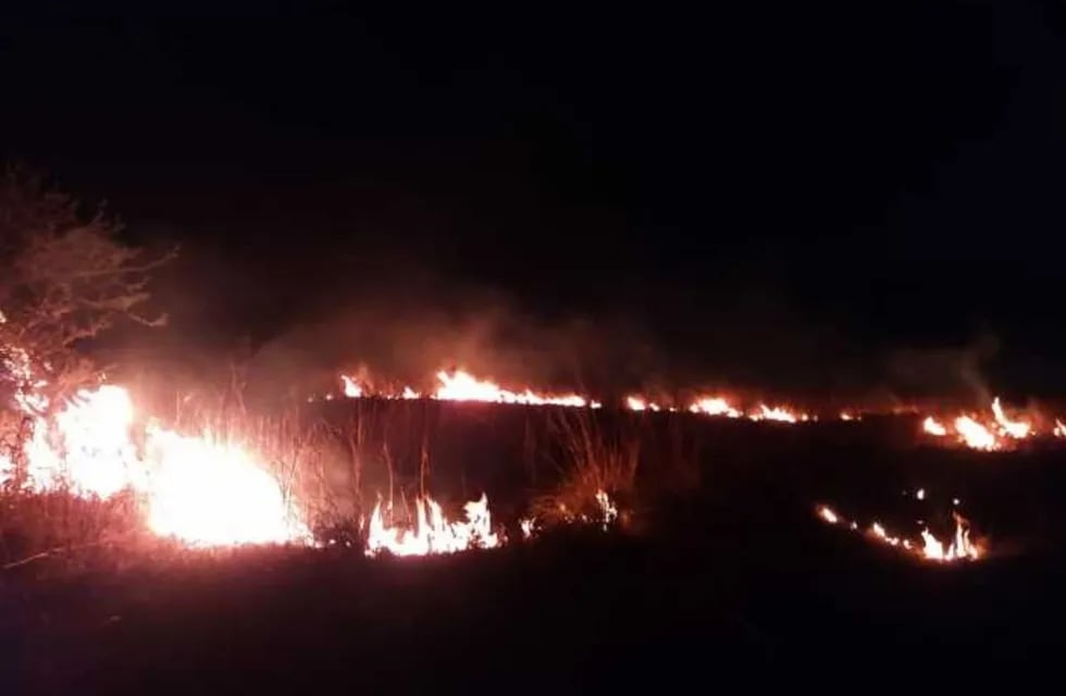 En Alta Gracia se quemaron pastizales, en la tarde noche del jueves.