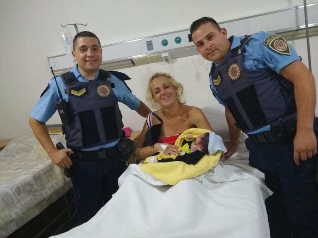 Los policías que colaboraron con el parto en la vía pública en Río Ceballos. (Foto Policía de Córdoba)