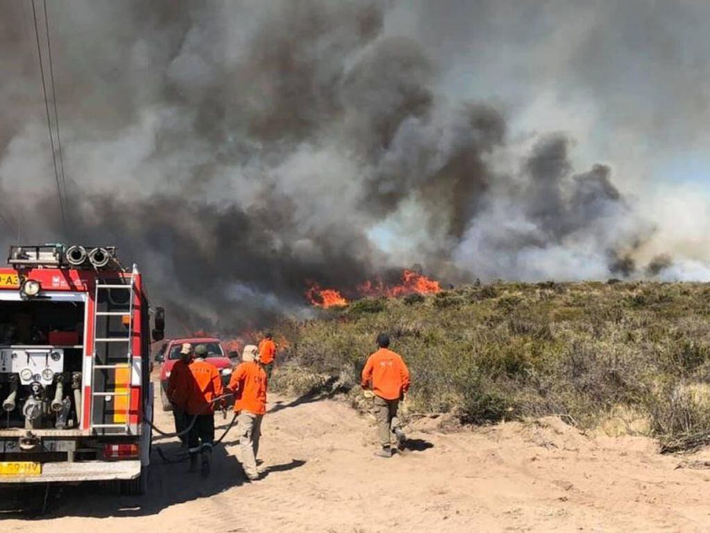 Preocupante incendio en Las Grutas: evacuaron a los vecinos