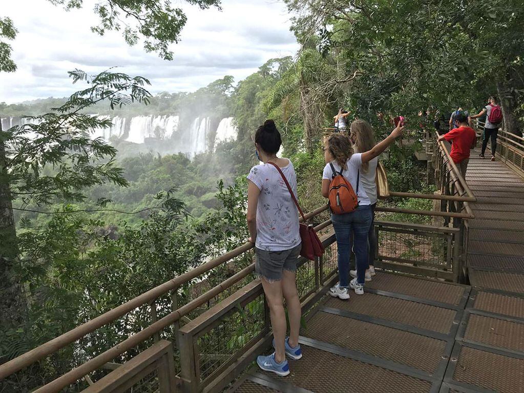 Turistas en uno de los miradores de las Cataratas de Iguazú