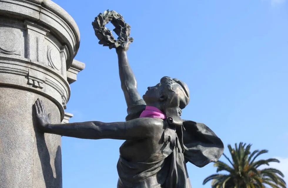 Por el mes del Cáncer de Mama, colocaron pañuelos rosas a estatuas y monumentos platenses (Municipalidad de La Plata)