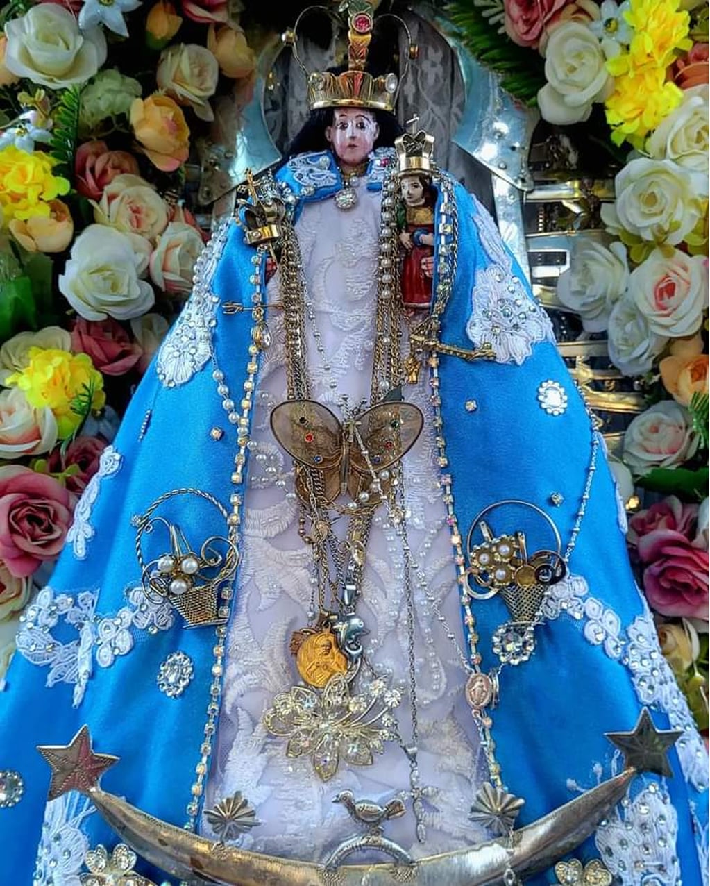 La sagrada imagen de la Virgen de Copacabana de Punta Corral, que se encuentra en el santuario levantado en un recóndito punto de las montañas de Tumbaya, en Jujuy.