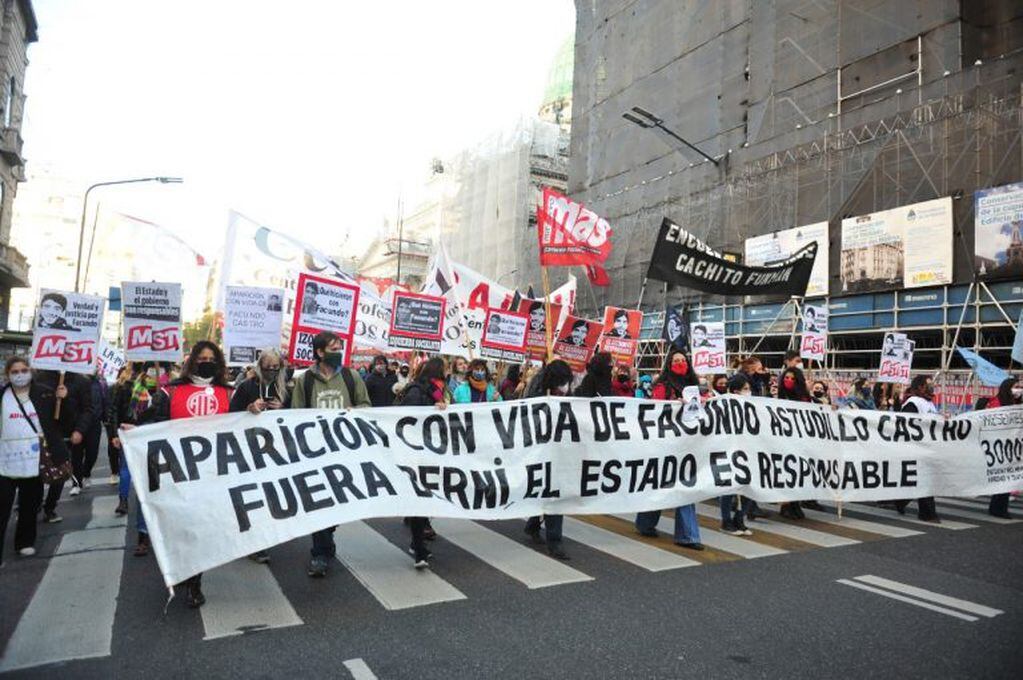 Marcha hacia la casa de la provincia de Buenos Aires por Facundo Astudillo Castro (Foto: Clarín)