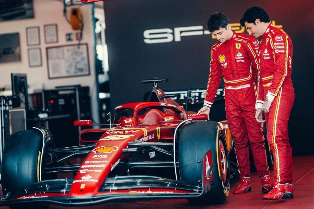 Sainz y Leclerc, junto a la Ferrari SF24, cuando se la presentó antes del inicio de la temporada. 