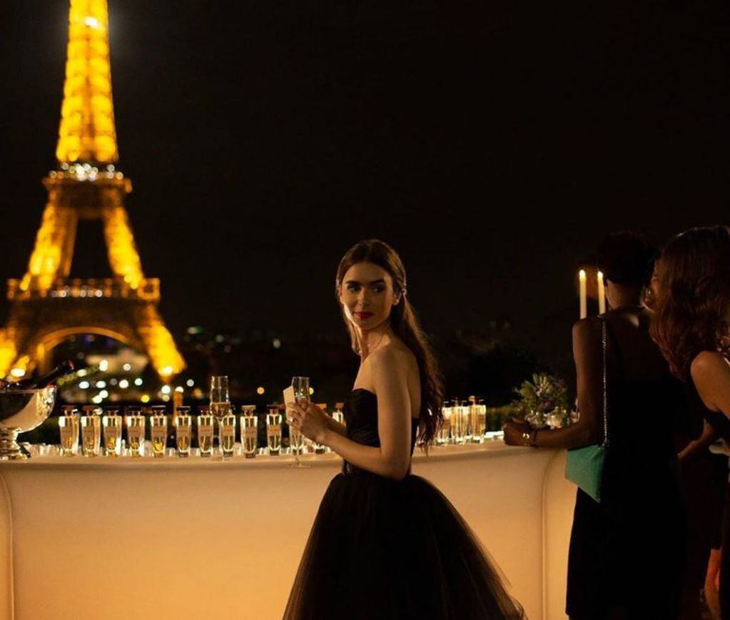 Lily Collins en una escena de "Emily in Paris" (Instagram/@lilyjcollins)