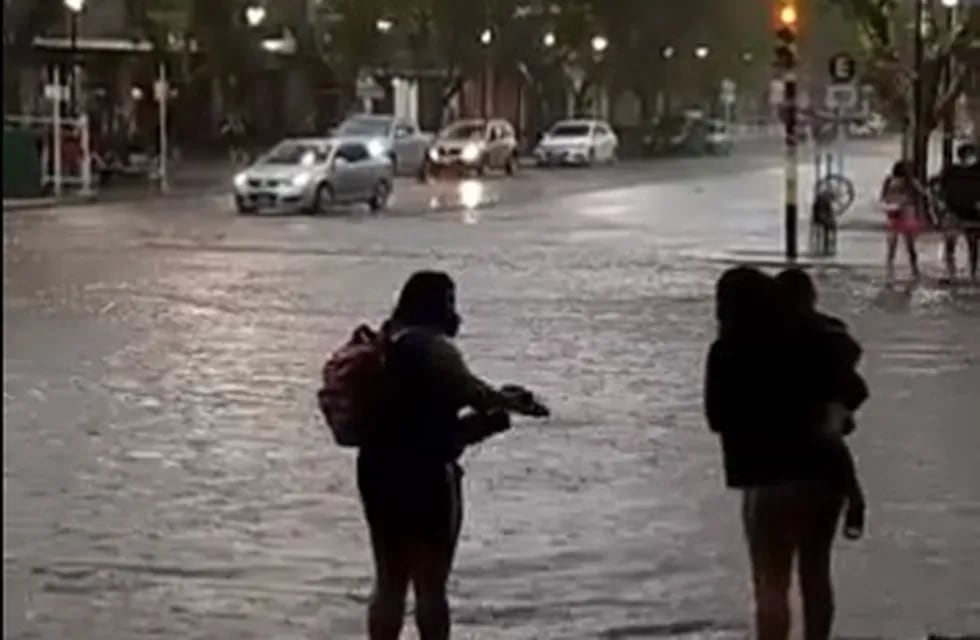 Intensa lluvia de agua y granizo anegó calles en la ciudad de San Rafael