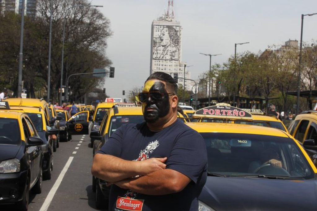 Un taxista con la cara pintada protesta este miércoles en la concurrida avenida 9 de Julio, en Buenos Aires (Argentina). Crédito: EFE/ Aitor Pereira.