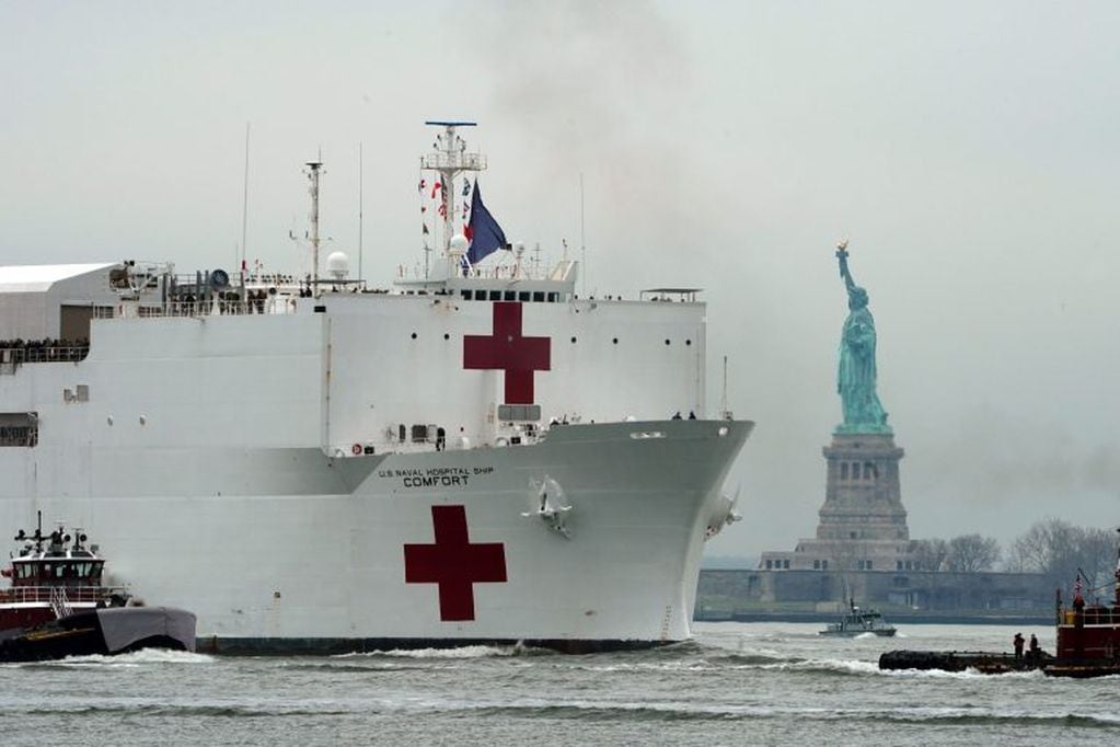 El buque médico Comfort llegó a la costa de nueva Yorkel 30 de marzo para aliviar a los hospitales, colapsados de pacientes (Bryan R. Smith / AFP)